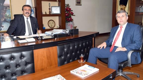 İlçe Milli Eğitim Müdürümüz Sayın Ayhan DAĞLI Çukurova Belediye Başkanı Sayın Soner ÇETİN´i Makamında Ziyaret Etti.