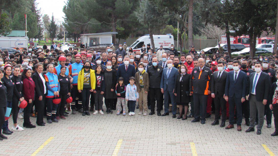 Deprem Haftası Etkinlikleri kapsamında İlçemiz DSİ Baraj Ortaokulu'nda Deprem Tatbikatı Düzenlendi.