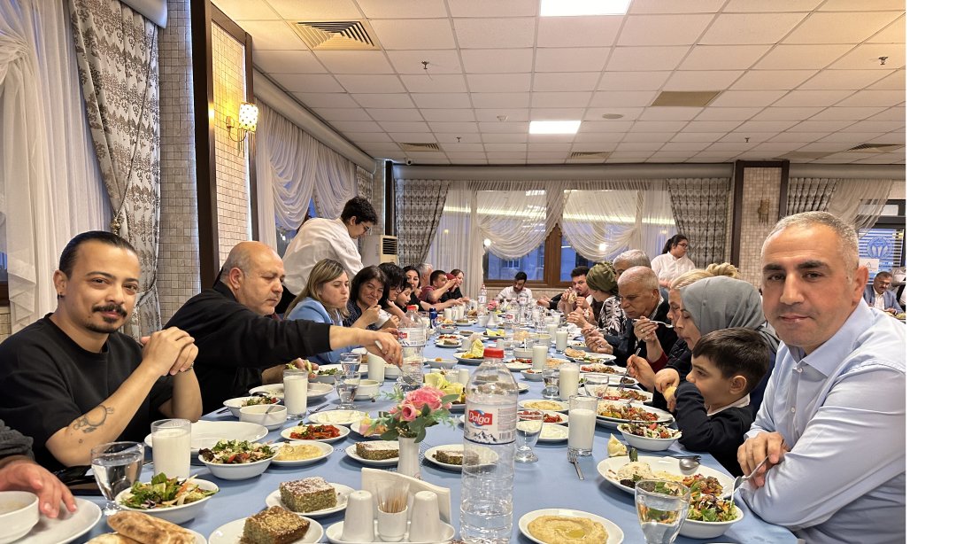 Çukurova İlçe Milli Eğitim Müdürlüğü çalışanları ile iftar yemeği düzenlendi.