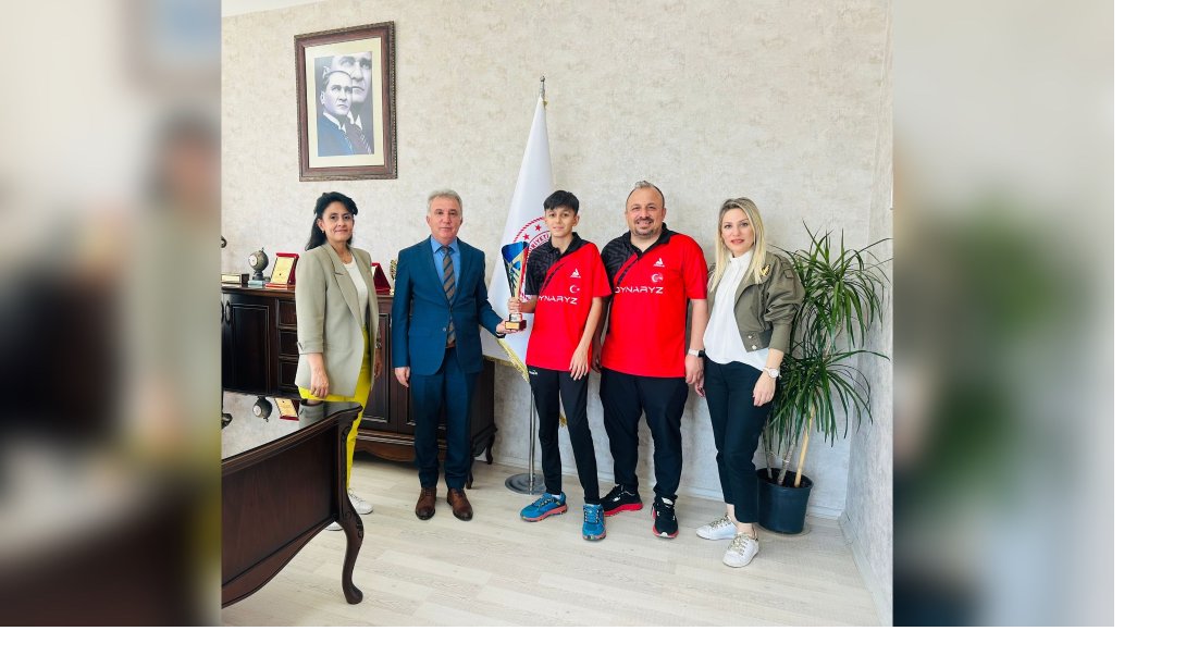 İlçe Müdürümüz Kemal KAVAK Dünya Tenis Şampiyonasında dünya ikinci olan öğrencimiz Görkem ÖÇAL'ı misafir etti. 