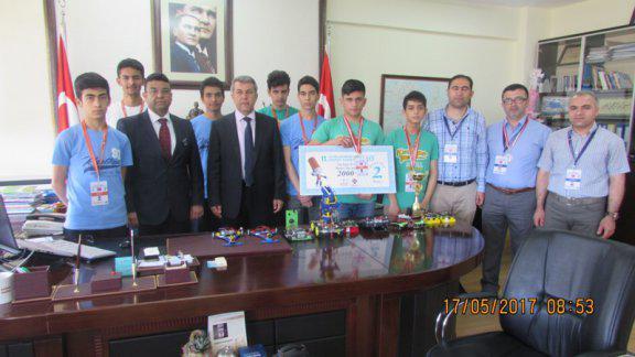 İlçemiz Kurttepe Şehit Ali Öztaş Mesleki ve Teknik Anadolu Lisesi Öğrencileri Robot Yarışmasında Dünya 2. Oldu.