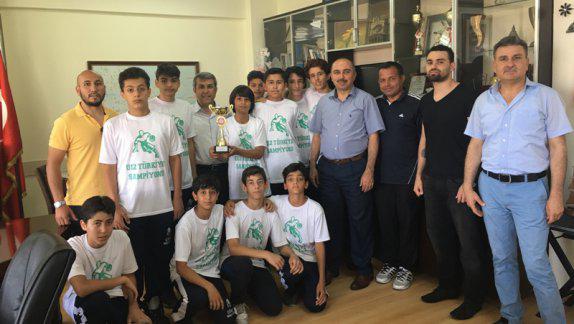 Basketbolda Türkiye Şampiyonu Olan İlçemiz Buhara Ortaokulu Öğrencilerinden Ziyaret