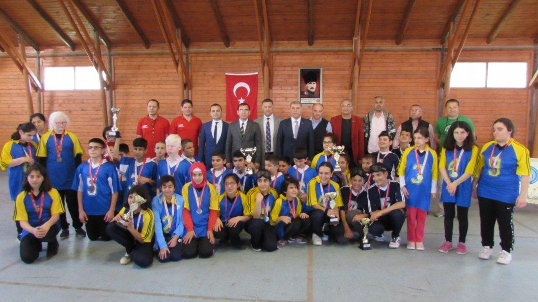 İlçemiz Oğuz Kağan Köksal Görme Engelliler İlk ve Ortaokulunda Goalball Turnuvası Ödül Töreni