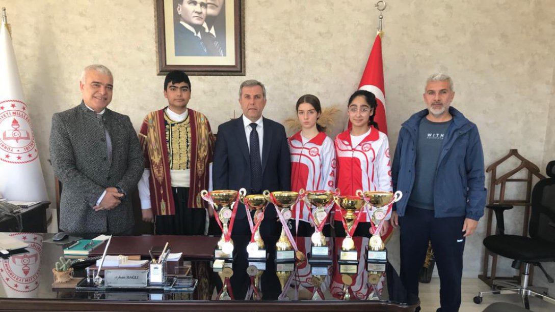 Basketbol, Voleybol ve Halkoyunları bölge birincileri olan AGİAD Ortaokulu öğrencilerini tebrik ederiz. Türkiye Turnuvasında başarılar diliyoruz.