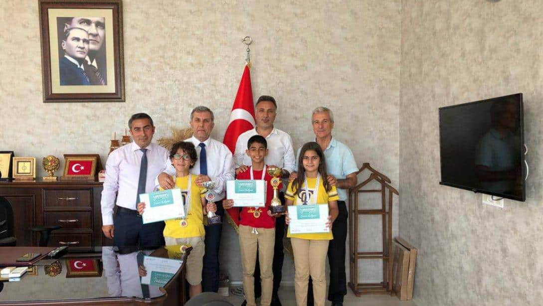 Türk Zeka Vakfı'nın okullar arası Akıl ve Zeka Oyunları Yarışması'nda İlçemiz Tabipler Odası İlkokulu 4.sınıf öğrencileri Türkiye 1.si oldu.